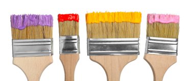 Beyaz üzerine izole edilmiş farklı boyalarla fırçalar