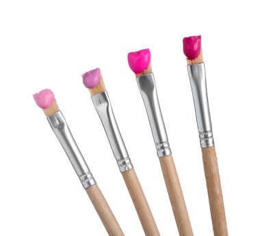 Beyaz üzerine izole edilmiş farklı boyalarla fırçalar