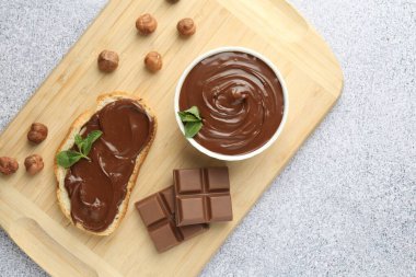 Lezzetli çikolata, tost, fındık ve nane. Gri desenli masa, üst manzara.