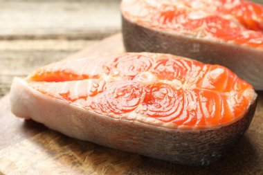 Deniz ürünleri. Masada taze çiğ somon bifteği, yakın plan.