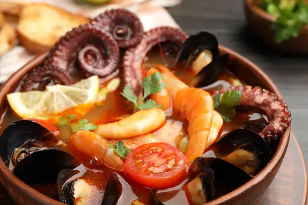 Tabaktaki lezzetli deniz ürünleri çorbası, yakın plan.