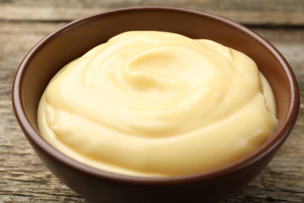 Вкусный ванильный пудинг на деревянном столе, крупным планом