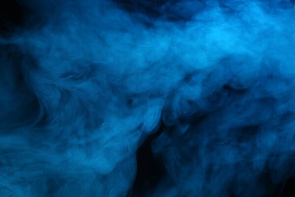 Дым в синем свете на темном фоне