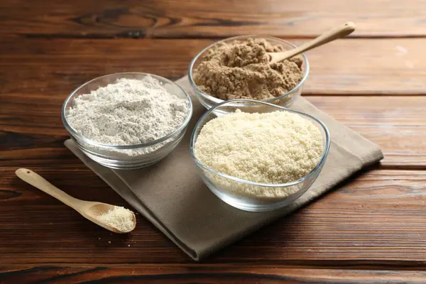 Tahta masadaki farklı tipte un.