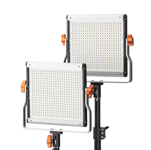 Profesyonel ışıklandırma ekipmanları beyaza izole edilmiş. Fotoğraf stüdyosu aracı