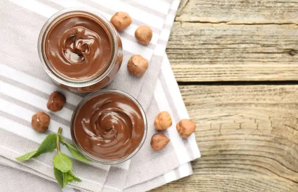 Lezzetli çikolata, fındık ve nane, ahşap masa, üst manzara. Metin için boşluk