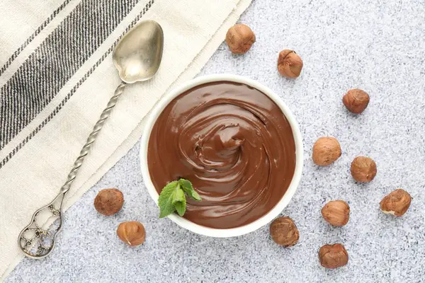 Lezzetli çikolata, naneli kase ve fındıklı gri desenli masa, düz yatıyordu.