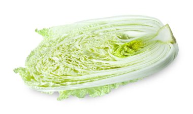 Taze Çin lahanasının yarısı beyaza izole edilmiş.