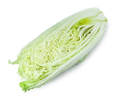 Taze Çin lahanasının yarısı beyaza izole edilmiş.