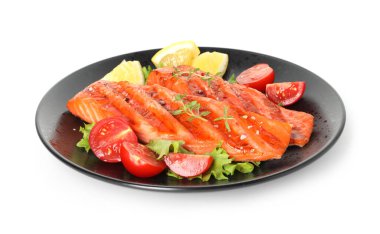 Lezzetli ızgara somon, marul, domates ve limon.