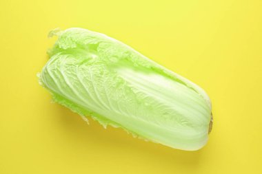 Sarı arka planda taze bir Çin lahanası.