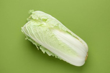 Yeşil arka planda taze bir Çin lahanası.