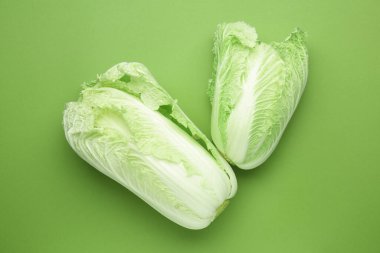 Yeşil arka planda taze Çin lahanaları, üst görünüm