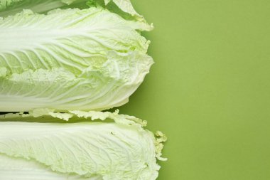 Yeşil arka planda taze Çin lahanaları, üst manzara. Metin için boşluk