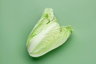 Yeşil arka planda taze bir Çin lahanası.