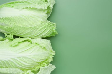 Yeşil arka planda taze Çin lahanaları, üst manzara. Metin için boşluk