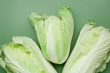 Yeşil arka planda taze Çin lahanaları.