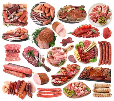 Beyaz arka planda işlenmiş lezzetli et ürünleri, kolaj