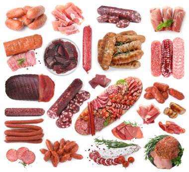 Beyaz arka planda işlenmiş lezzetli et ürünleri, kolaj