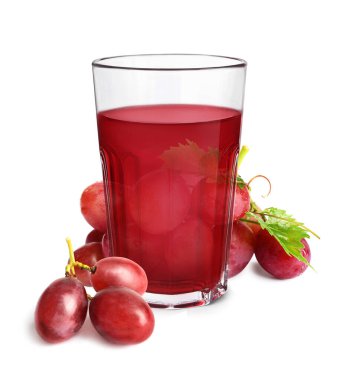 Bardakta üzüm suyu, beyaz arka planda böğürtlen.