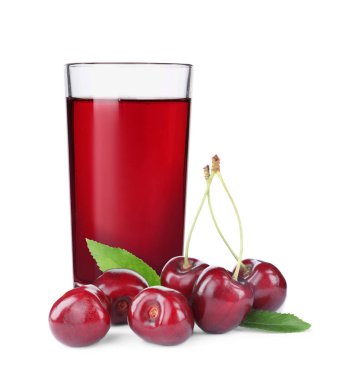 Bardakta kiraz suyu, beyaz arka planda taze böğürtlen ve yeşil yapraklar.