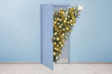 Kapıdan dışarı bakan güzel süslü Noel ağacı. Tatile geliyorum.