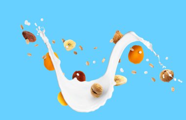 Süt sıçraması, yulaf ezmesi ve açık mavi arka planda kurutulmuş meyve. Pankart tasarımı