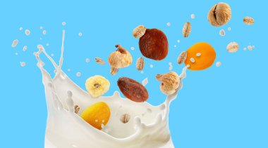 Süt sıçraması, yulaf ezmesi ve açık mavi arka planda kuru meyveler. Pankart tasarımı