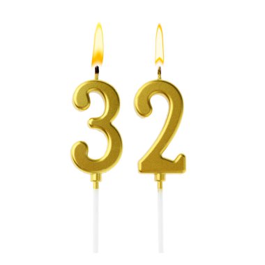 Beyaz arka planda 32 numarayı besteleyen altın renkli mumlar yakıyor. Doğum günü veya diğer özel tarihler için şenlik dekorasyonu
