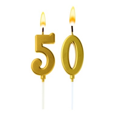 Beyaz arka planda 50 numarayı besteleyen altın renkli mumlar yakıyor. Doğum günü veya diğer özel tarihler için şenlik dekorasyonu