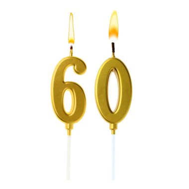Beyaz arka planda 60 numarayı besteleyen altın renkli mumlar yakıyor. Doğum günü veya diğer özel tarihler için şenlik dekorasyonu