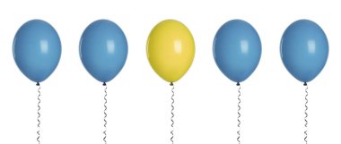 Bireysellik, eşsizlik, farklılık. Beyaz arkaplanda mavi balonlar arasında sarı balon