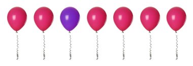 Bireysellik, eşsizlik, farklılık. Beyaz arka planda kıpkırmızı olanlar arasında mor balon