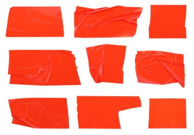 Yapışkan bant parçaları beyaz üzerine izole edilmiş.