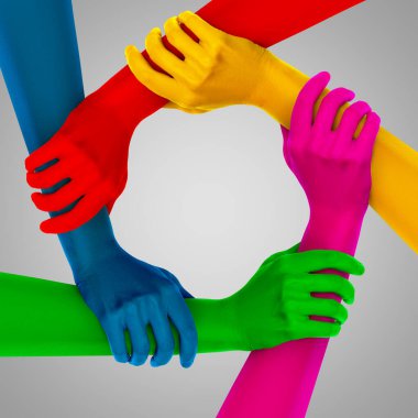 Gri arka planda farklı renklerde insan eli çember çiziyor. Birlik, ortaklık, işbirliği