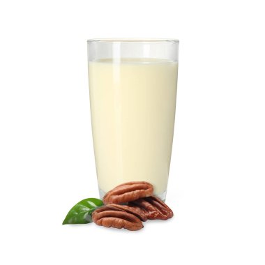 Bardakta fındık sütü ve beyaz cevizler.