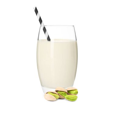 Bardakta fındık sütü ve beyaz fındıklar.