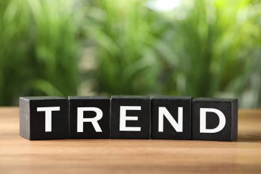 Sözcük trend ahşap küplerden yapılmış Masa üzerinde harfler