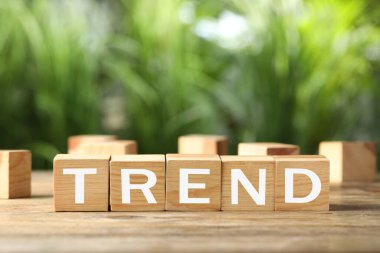 Sözcük trend ahşap küplerden yapılmış Masa üzerinde harfler