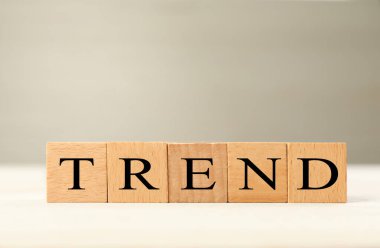 Masada harfler olan tahta küplerden oluşan kelime trendi