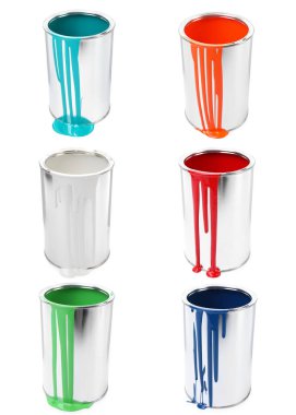 Beyaz arkaplanda farklı renklerde boya damlaları olan kutular, set