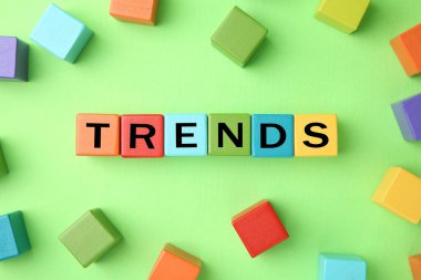 Kelime trendleri açık yeşil arka planda harfleri olan ahşap küplerden oluşur, üst görünüm