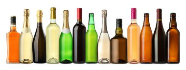 Farklı türde alkollü içeceklerin bulunduğu şişeler beyaz sette izole edilmiş.