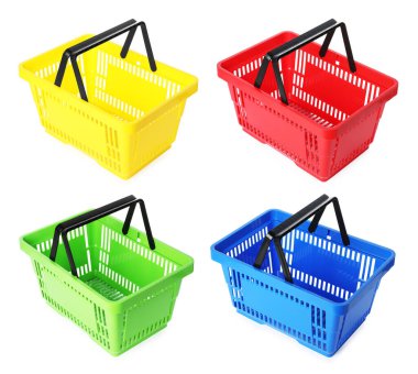 Farklı renklerde alışveriş sepetleri beyaz, set