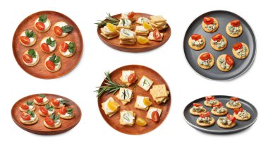 Beyaz kolaj üzerine izole edilmiş farklı malzemeli lezzetli krakerler. Üst ve yan görünümler