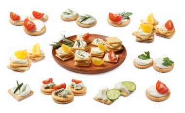 Beyaz kolajla izole edilmiş farklı malzemeli lezzetli krakerler.