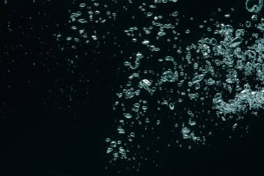 Siyah arka planda bir sürü su kabarcığı var, yakın plan. Metin için boşluk