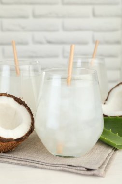 Beyaz masada hindistan cevizi ve aloe ile ferahlatıcı içecek.