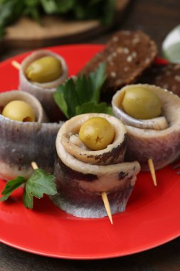 Zeytinli, maydanozlu ve ekmekli lezzetli ringa dürümleri.