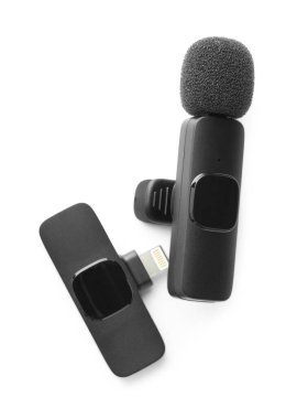 Lavalier mikrofon ve kablosuz alıcı beyaz, üst görünümde izole